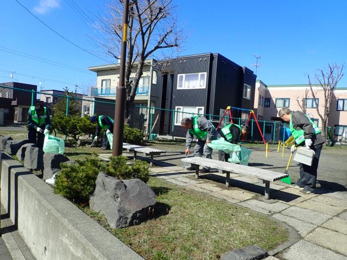 西茨戸さくら公園での清掃活動の様子