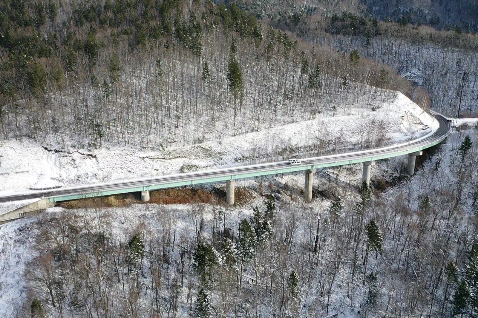 雪景色の中に架かる白井大橋